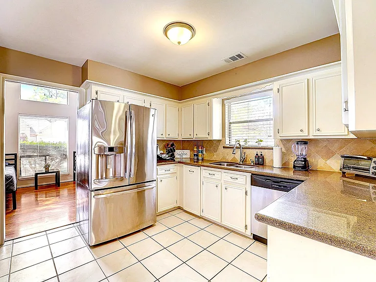 8111 Pine Green Ln — Photo 15
