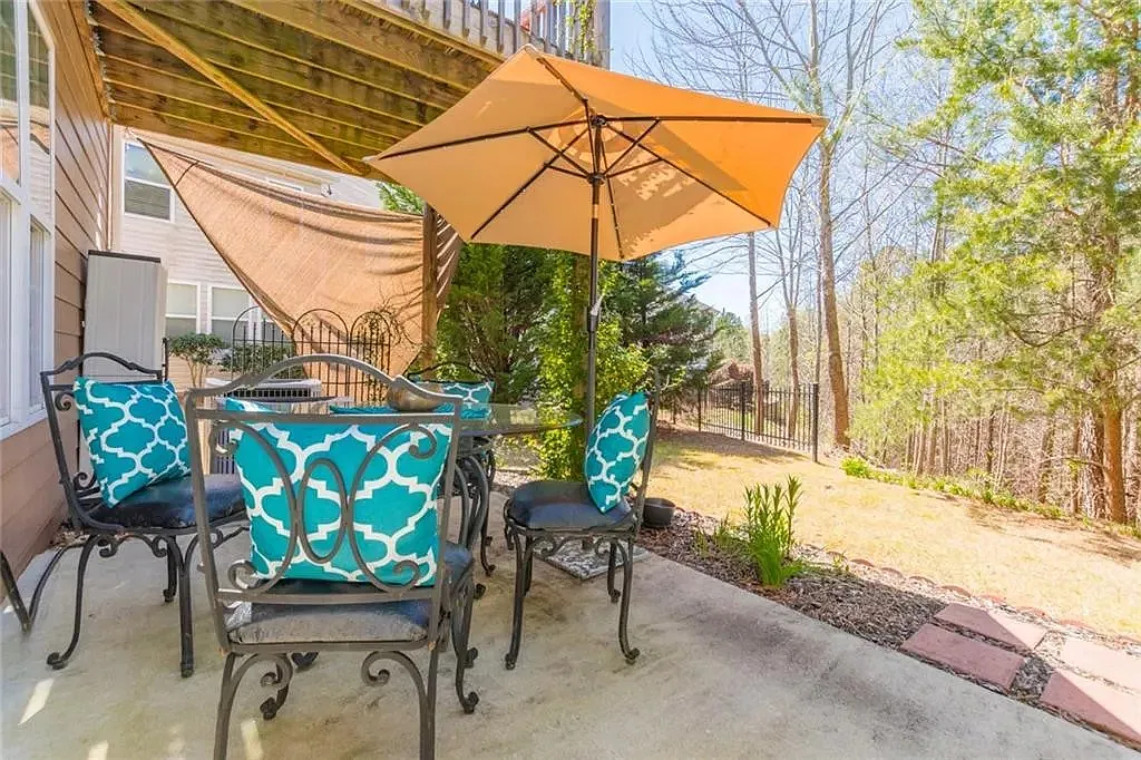 Enjoy Extra large living area, ex model home — Photo 3