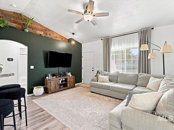 4th image of 631 N Moonglow Ave