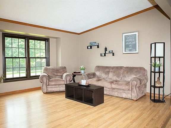 5th image of 9737 Sylvan Dr