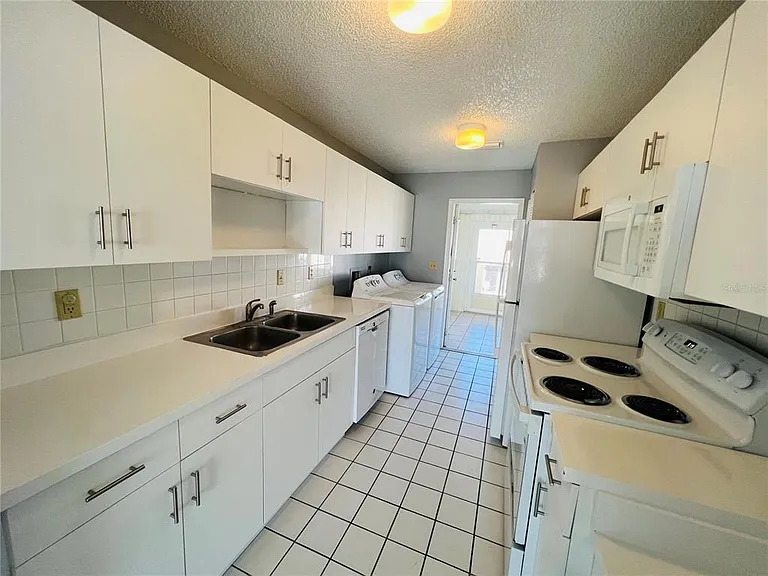 605 Ridge Ter #605 — Photo 7