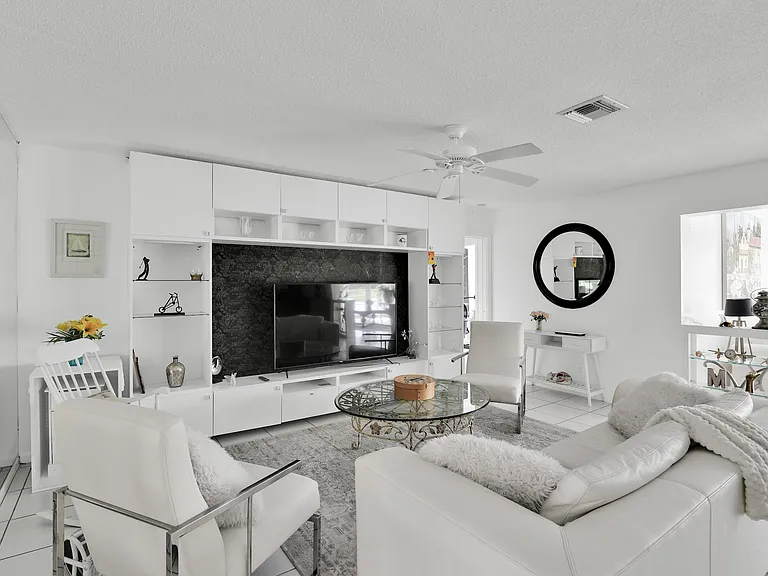 450 French Royale Cir — Photo 1