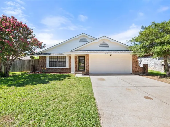 2212 Hollybush Ln, Bedford, TX 76021