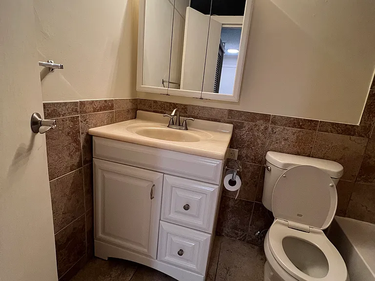 2501 NE 11th St #8 — Photo 9