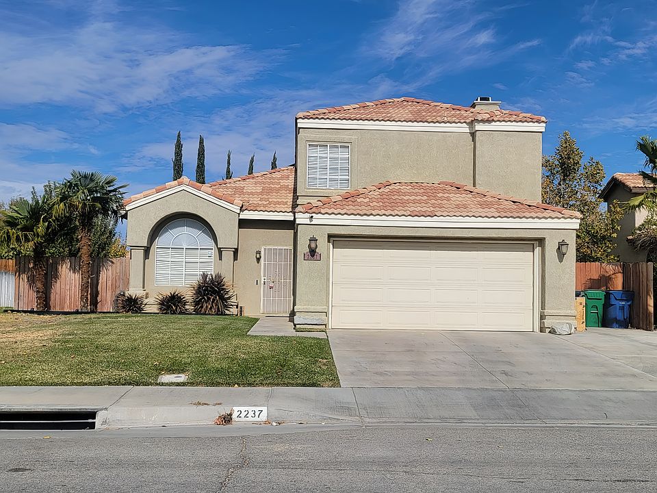 2 car Garage, 3 bd room 2 full/2half bathroom. Doorway into the house through garage. Speed bumps, infront of house, for traffic speed control
