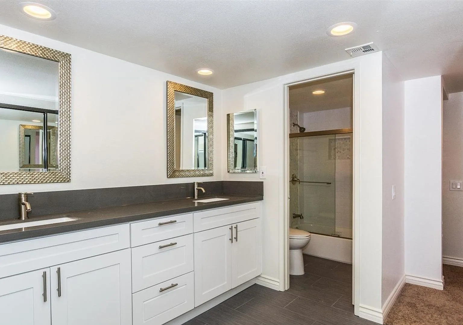 2 Bed / 2 Bath Upstairs Condo at Riviera Gardens! — Photo 4