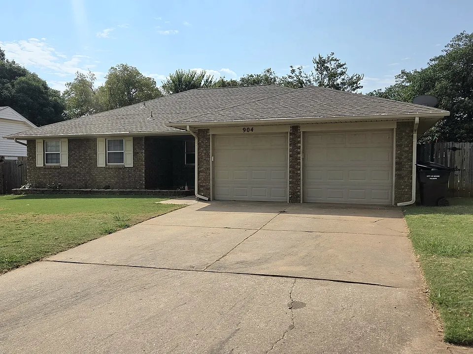 904 E Hills Dr