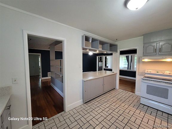 3rd image of 901 Parkwood Dr