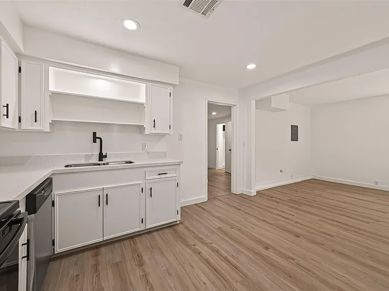2545 Jackson St — Photo 11