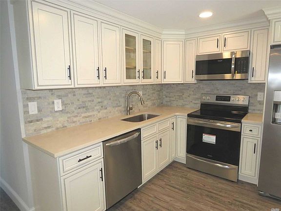 3rd image of 55 Iroquois Ave
