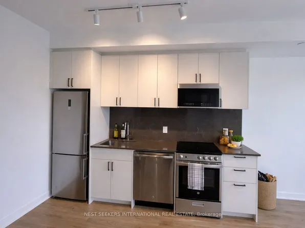 1660 Bloor St W, Toronto, ON