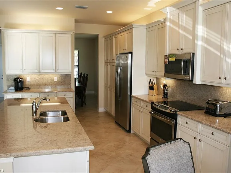 3296 Pacific Dr — Photo 4