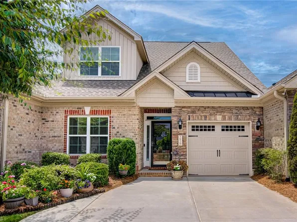 2929 York Place Dr, Walkertown, NC 27051