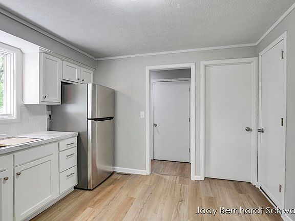 3rd image of 409 E Summit St