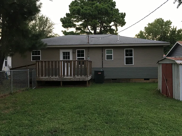 1203 Carol Dr — Photo 2