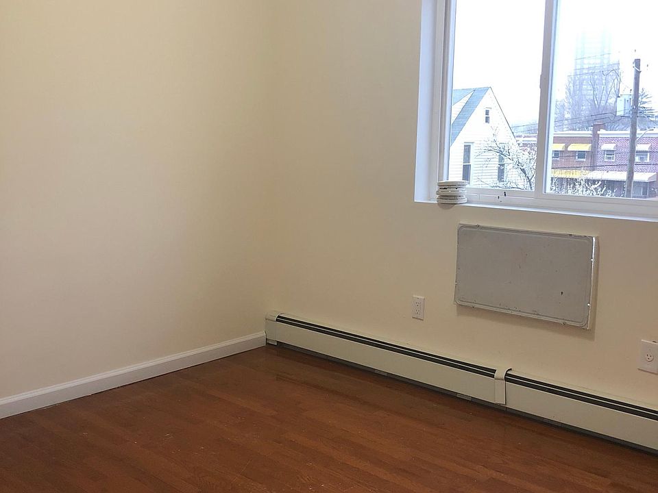 2nd image of 1010 E 214th St APT 1
