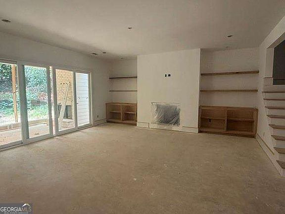 5th image of 2932 Surrey Ln
