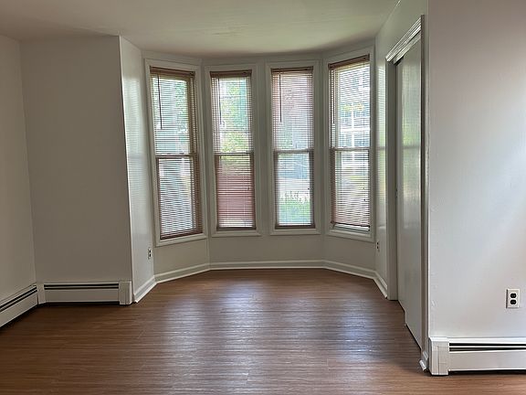 4th image of 24 Franklin Pl APT A