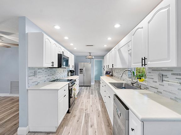 5th image of 10625 NW 37th Street