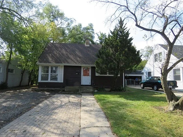 619 W Palatine Rd photo 1