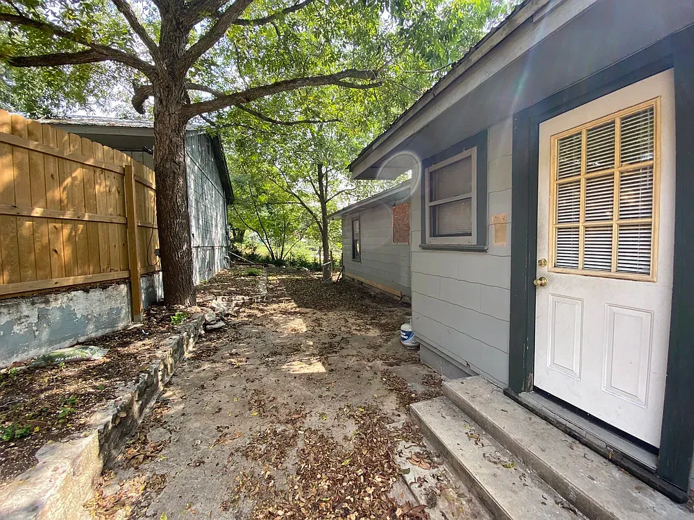Building Photo - 828 Burleson St #B