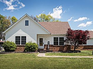 59 Memorial Ct, Highland, IL 62249