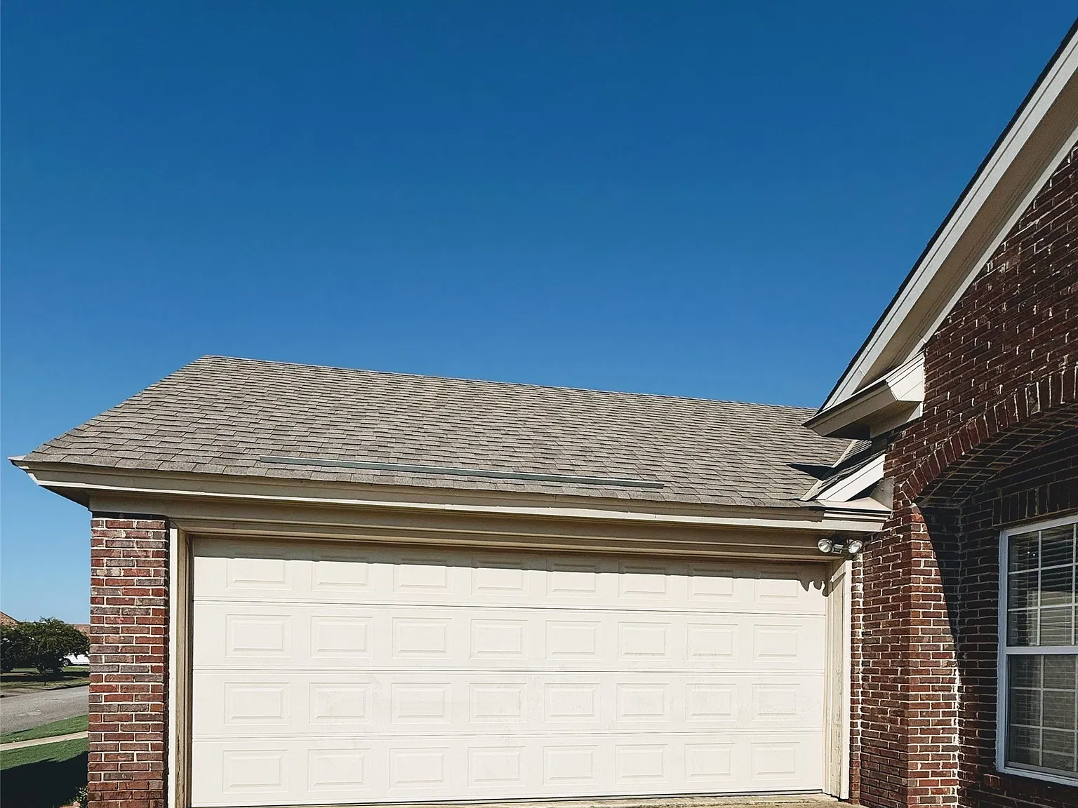 3 bed, 2.0 bath, 1937 sqft, $2,050 — Photo 4