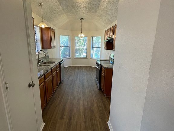 5th image of 923 Simon Dr