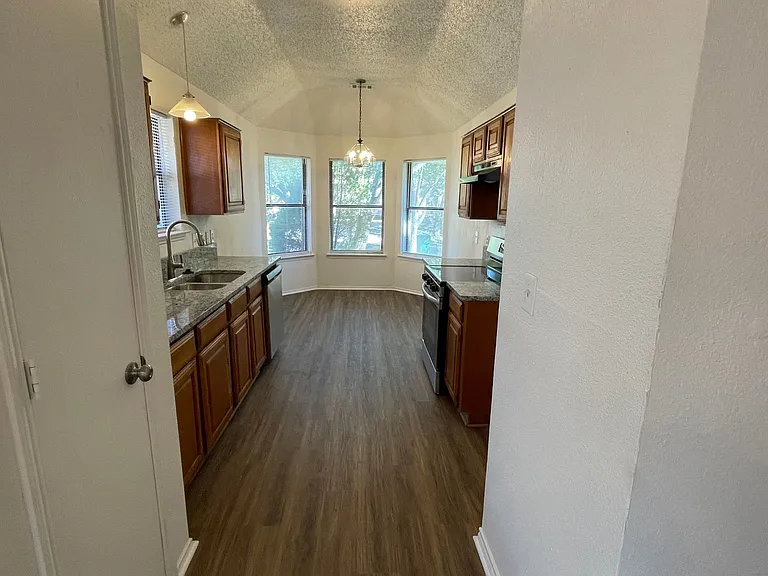 923 Simon Dr — Photo 5