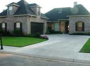 203 Beaufort Cir, Youngsville, LA 70592