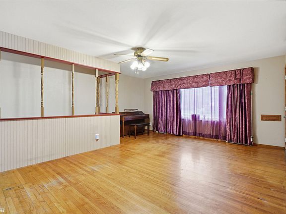 4th image of 900 N Main St