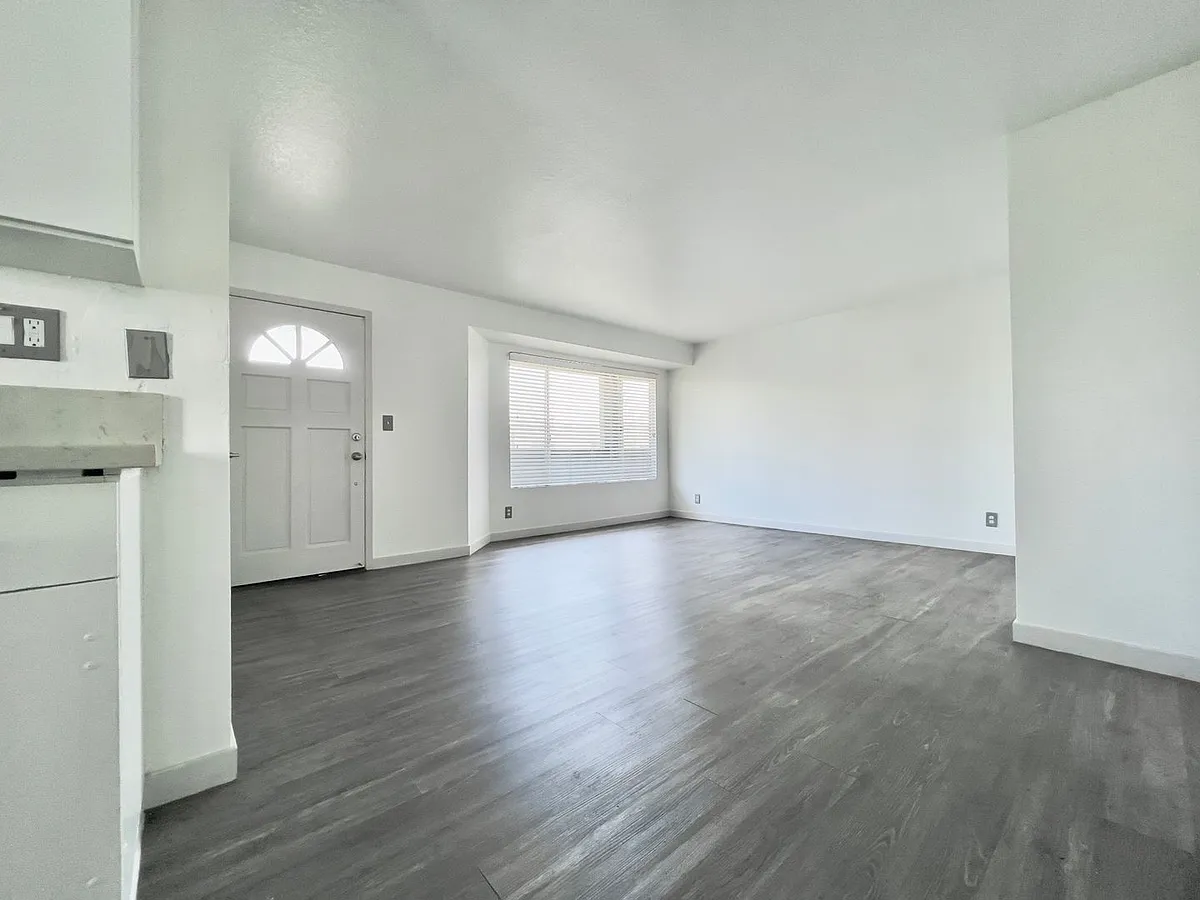 Building Photo - 910 Gaviota Avenue