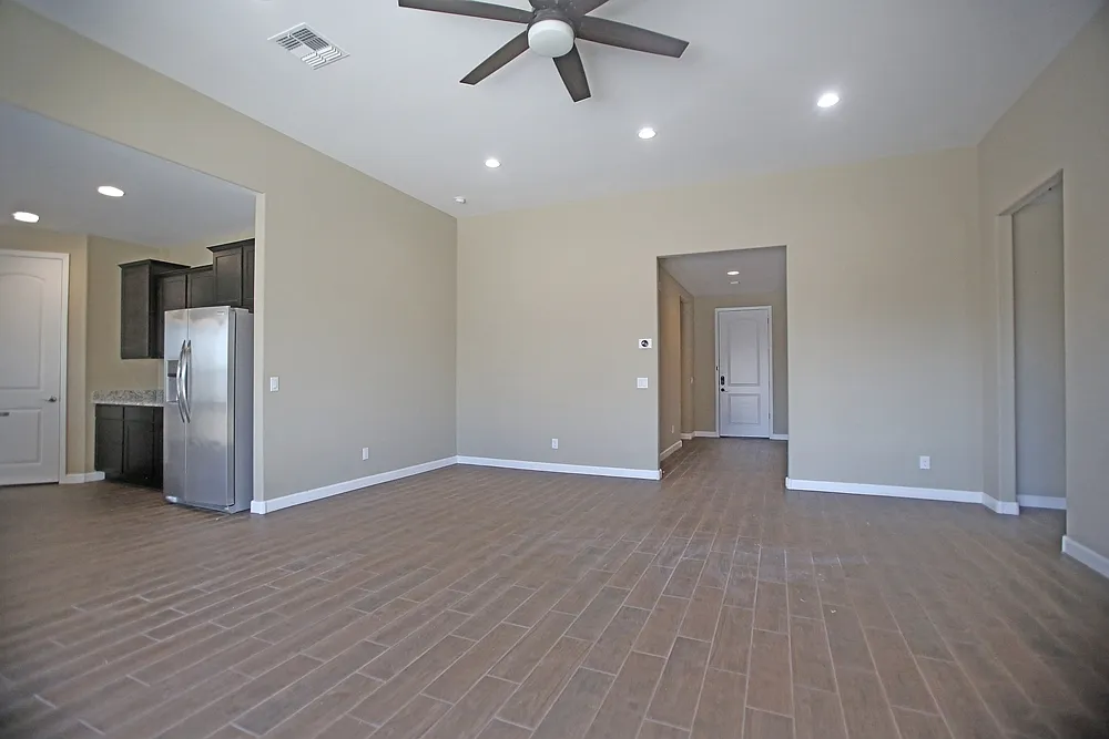 4 Bed + 2 Bath + 3 Car Garage in North Peoria — Photo 2