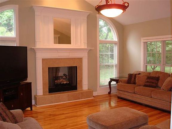 3rd image of 842 Chippendale Dr