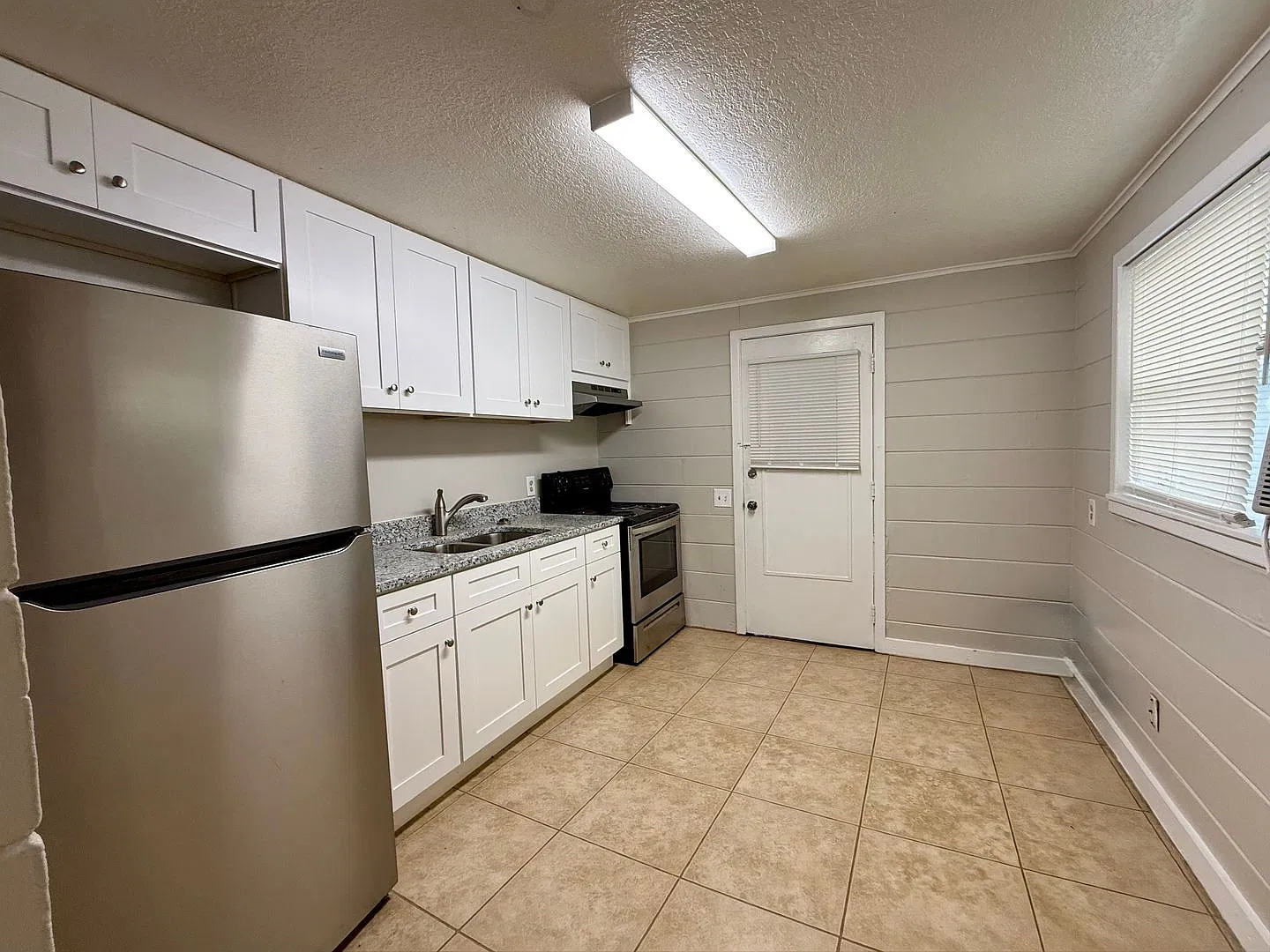 Amazing Location & Great Value! Beautifully Updated 2-Bedroom Home With 2-Car Garage Lawn Care In... — Photo 4