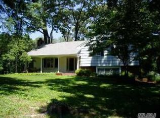 7 Woodedge Dr, Dix Hills, NY 11746