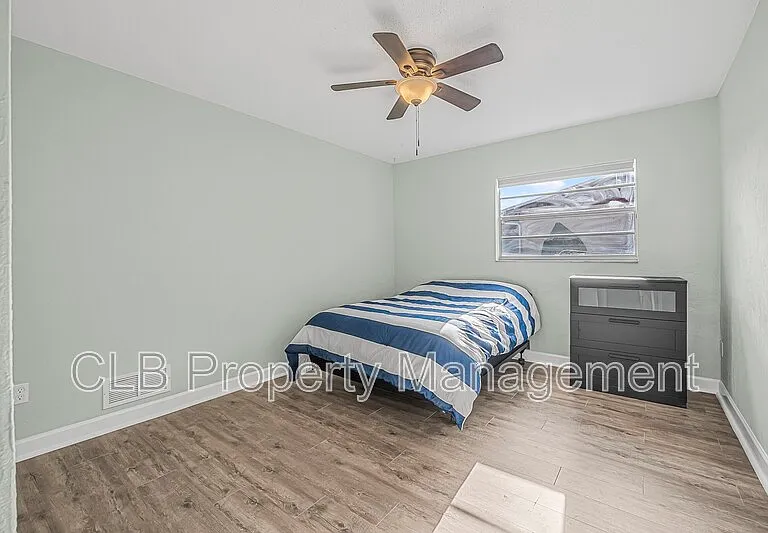 910 New Castle Ct — Photo 5