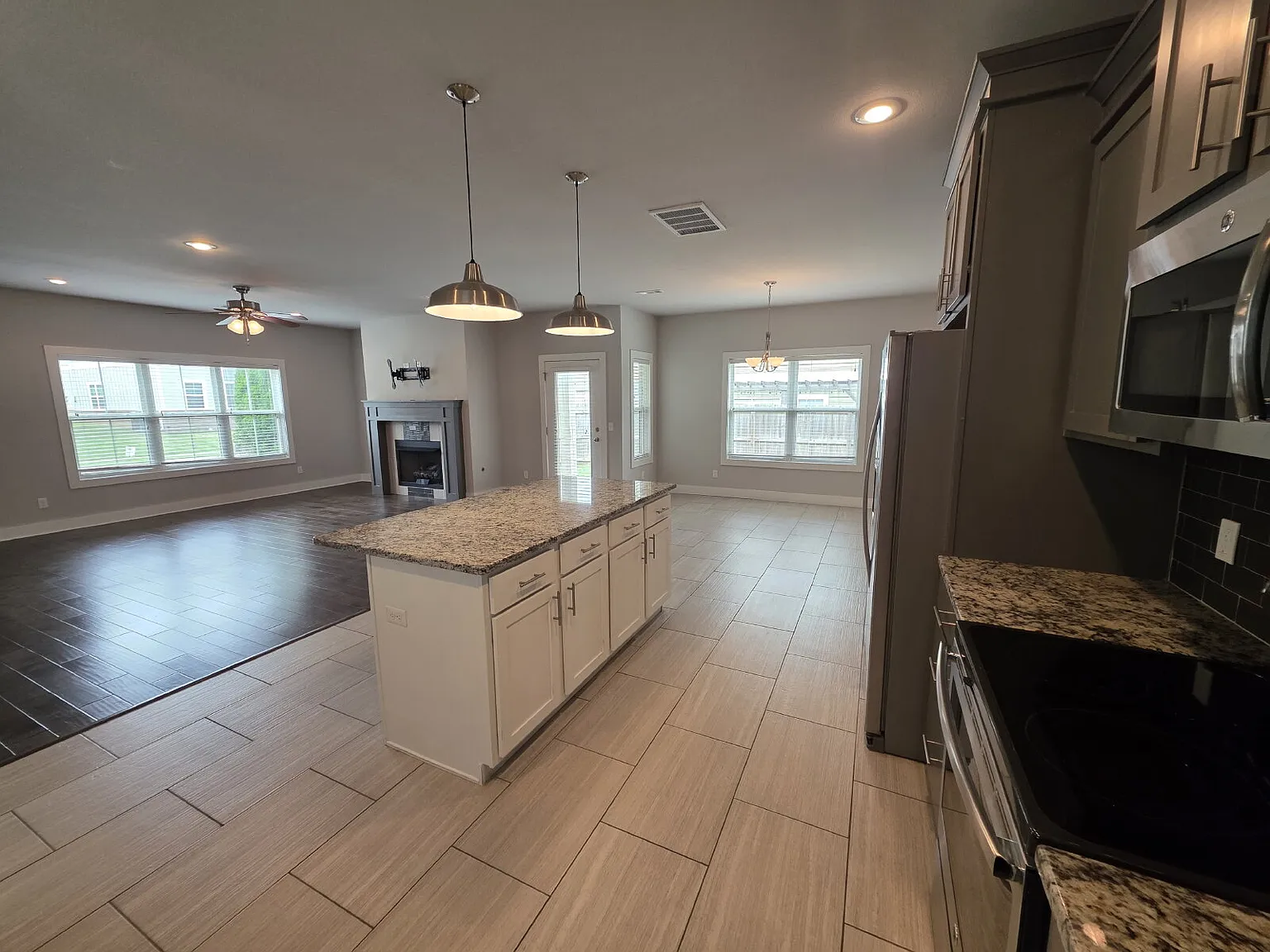 3 bed, 2.5 bath, 1845 sqft, $2,380 — Photo 4