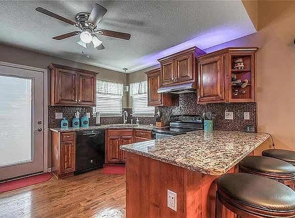 5th image of 2125 Birch St
