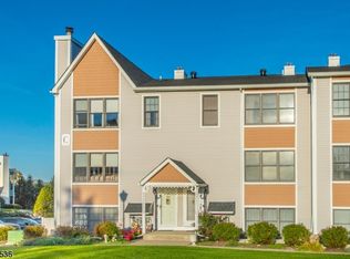 78 Heritage Ln #318, Hamburg, NJ 07419
