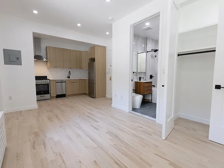 945 W End Ave #2C2 — Photo 1