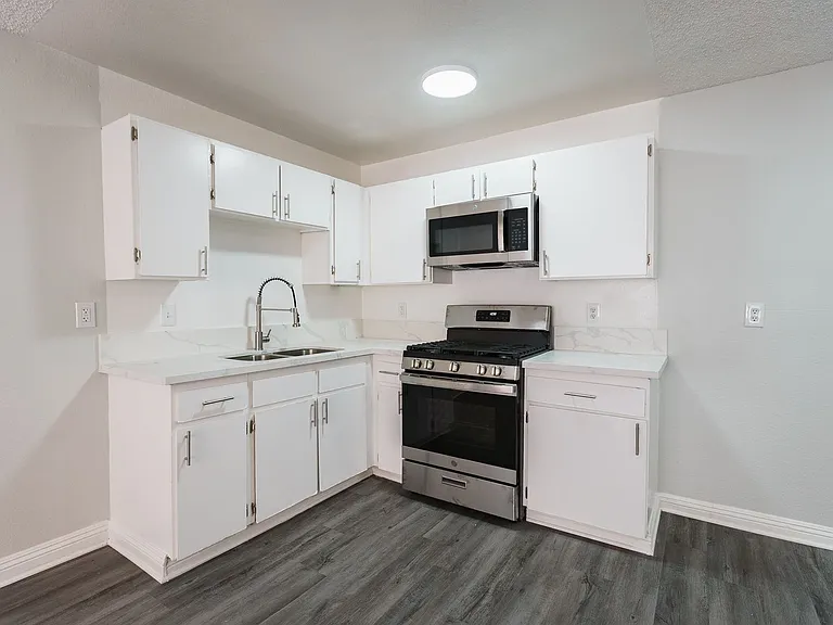 226 South Serrano — Photo 15
