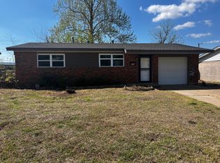 616 SW 15th St, Moore, OK 73160
