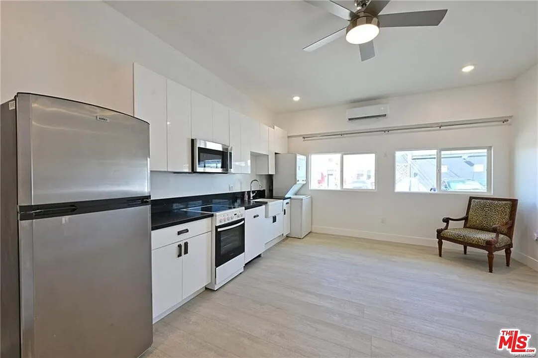 3 bed, 2.0 bath, 6169 sqft, $3,999 — Photo 3