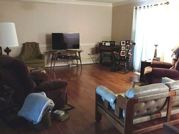 2nd image of 4475 Whitecliff St