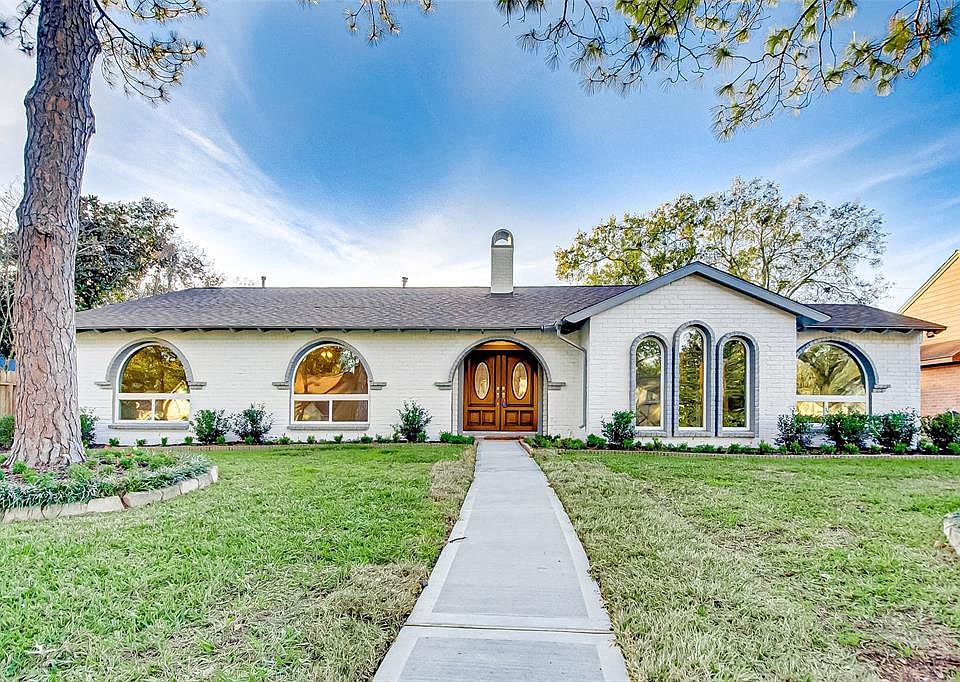 1st image of 2707 Fontana Dr