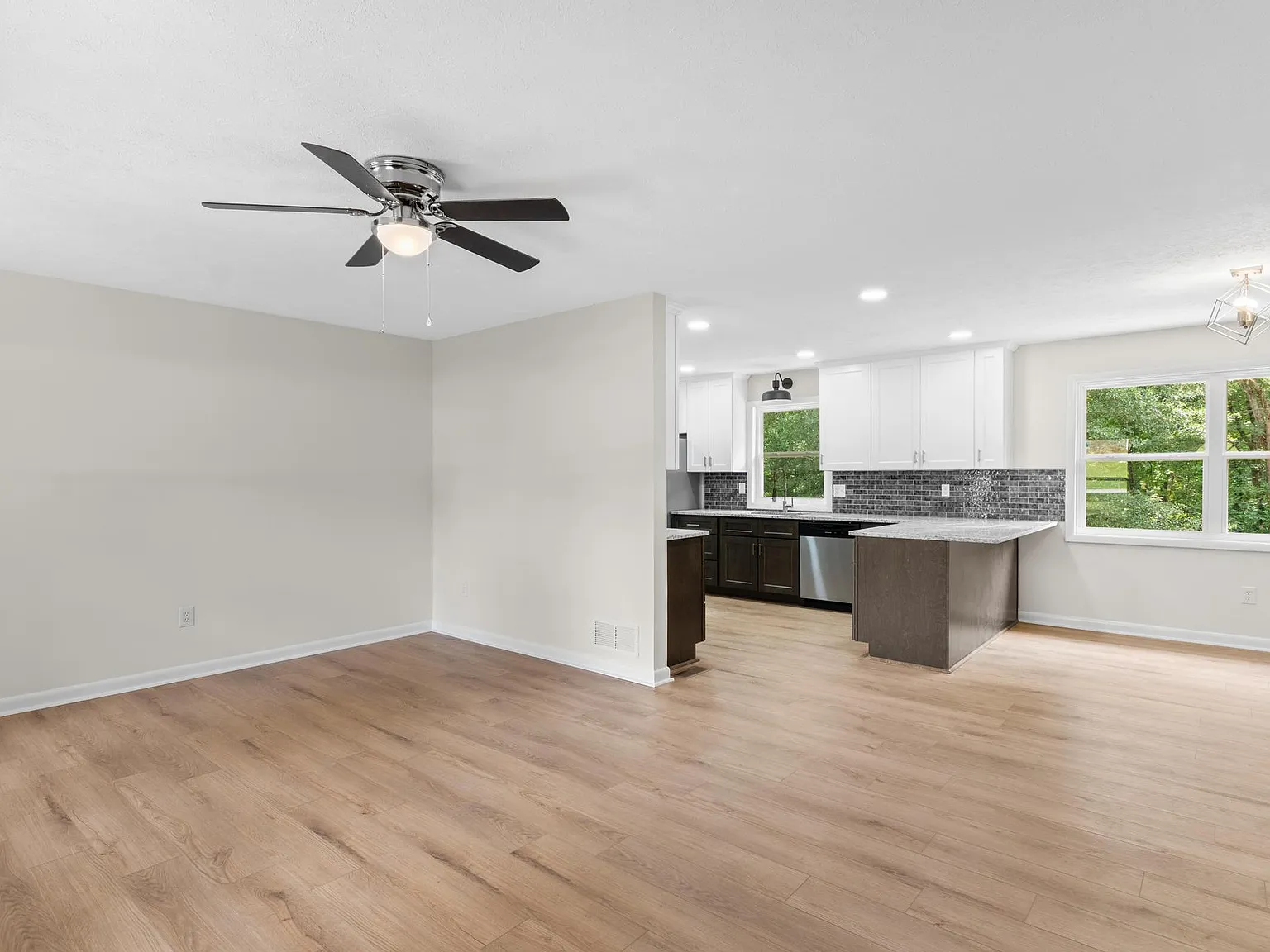 3 bed, 1351 sqft, $1,850 — Photo 2