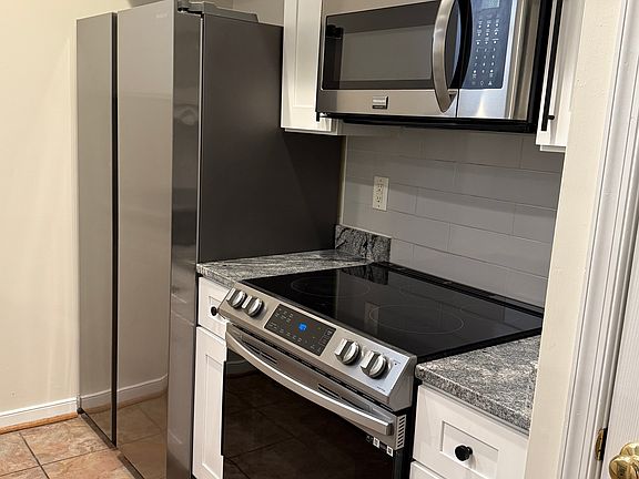3rd image of 930 W Franklin St APT 2
