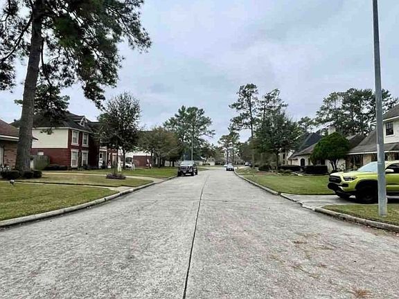 Exterior Neighborhood (street photo)