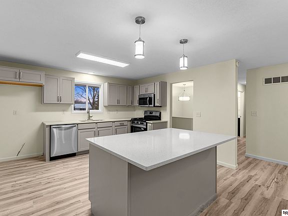 4th image of 8512 Grand Ave